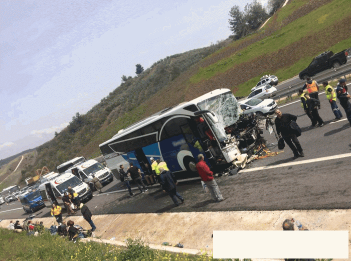 Bursa'da yolcu otobüsü tıra çarptı! Çok sayıda yaralı var	