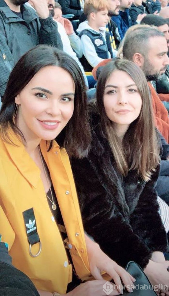  Ünlülerin derbi pozu 