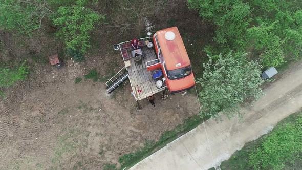 Kızları ağaç ev istedi, o onlara minibüsten ev yaptı 