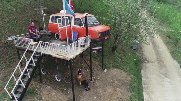 Kızları ağaç ev istedi, o onlara minibüsten ev yaptı 