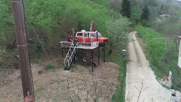 Kızları ağaç ev istedi, o onlara minibüsten ev yaptı 