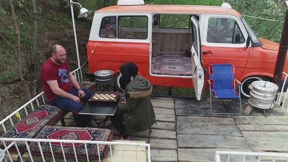Kızları ağaç ev istedi, o onlara minibüsten ev yaptı 