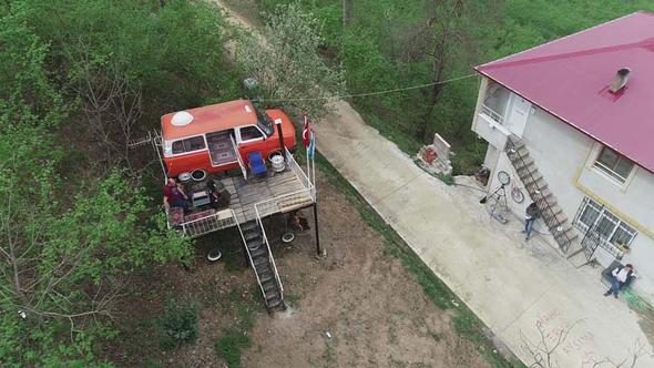 Kızları ağaç ev istedi, o onlara minibüsten ev yaptı 