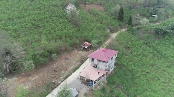 Kızları ağaç ev istedi, o onlara minibüsten ev yaptı 