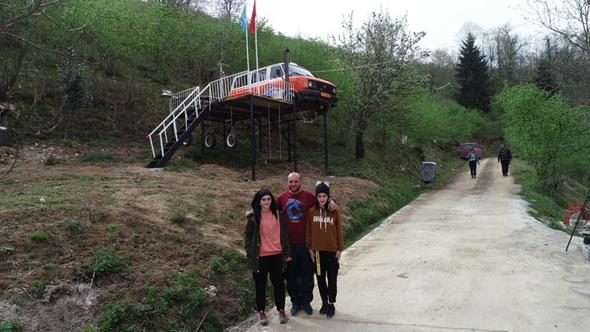 Kızları ağaç ev istedi, o onlara minibüsten ev yaptı 