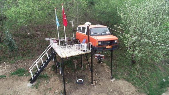 Kızları ağaç ev istedi, o onlara minibüsten ev yaptı 