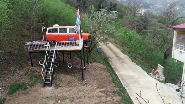 Kızları ağaç ev istedi, o onlara minibüsten ev yaptı 