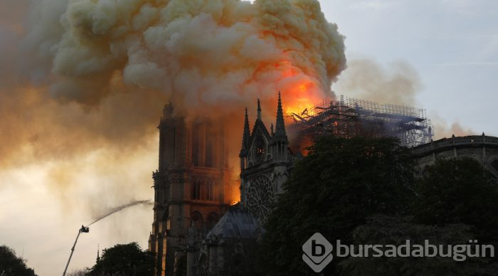 Tarihi Notre Dame Katedrali'nde yangın
