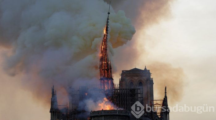 Tarihi Notre Dame Katedrali'nde yangın
