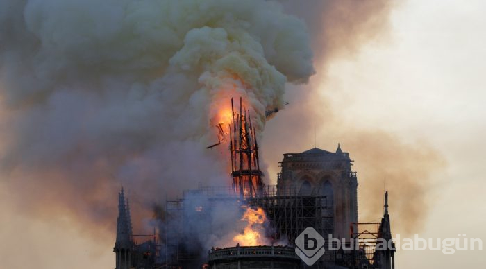Tarihi Notre Dame Katedrali'nde yangın
