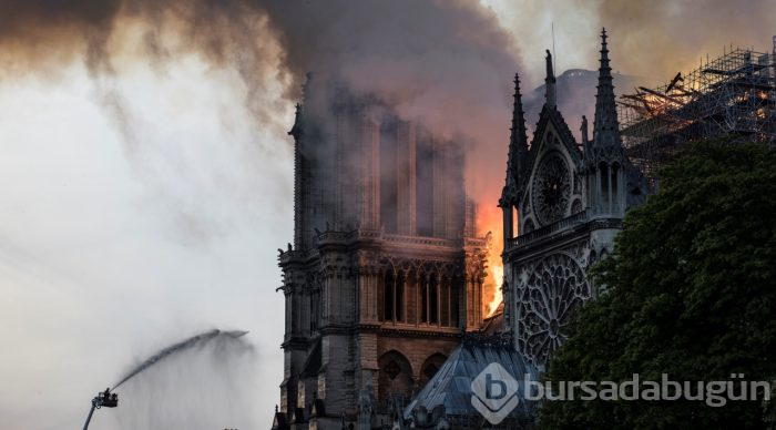 Tarihi Notre Dame Katedrali'nde yangın
