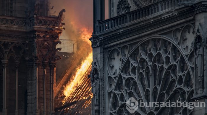 Tarihi Notre Dame Katedrali'nde yangın
