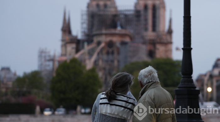 Tarihi Notre Dame Katedrali'nde yangın

