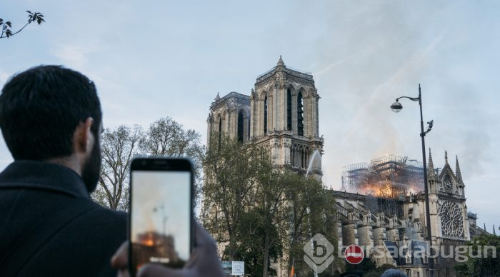 Tarihi Notre Dame Katedrali'nde yangın

