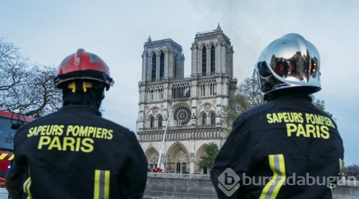 Tarihi Notre Dame Katedrali'nde yangın

