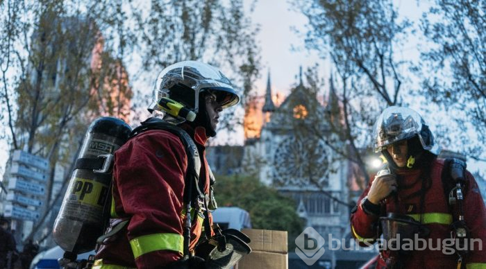 Tarihi Notre Dame Katedrali'nde yangın
