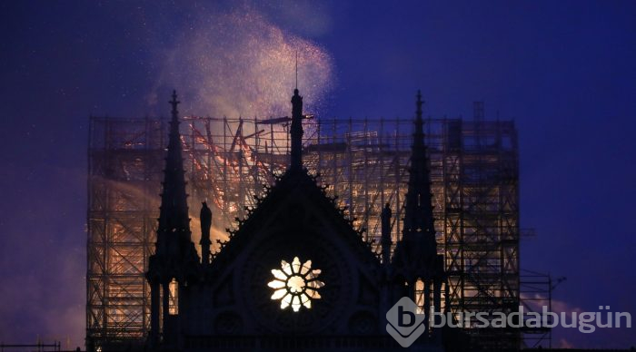 Tarihi Notre Dame Katedrali'nde yangın
