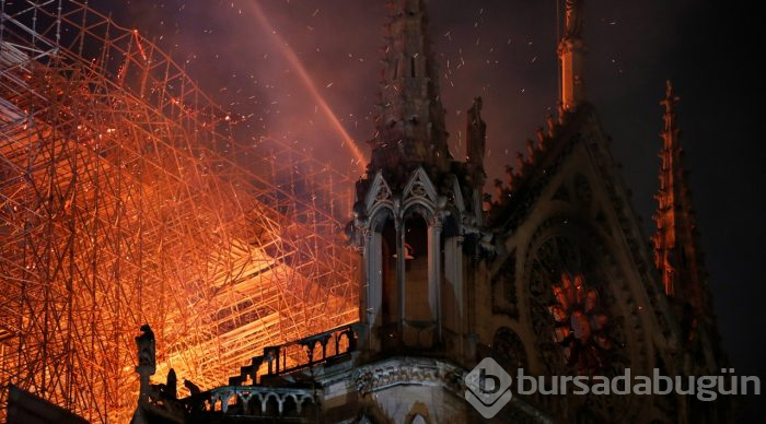 Tarihi Notre Dame Katedrali'nde yangın
