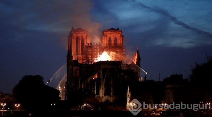 Tarihi Notre Dame Katedrali'nde yangın
