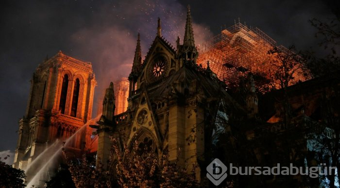 Tarihi Notre Dame Katedrali'nde yangın
