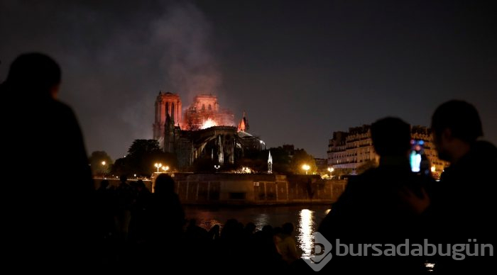 Tarihi Notre Dame Katedrali'nde yangın
