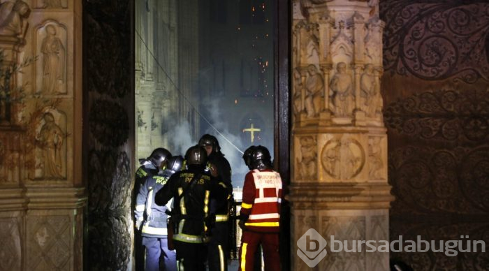 Tarihi Notre Dame Katedrali'nde yangın
