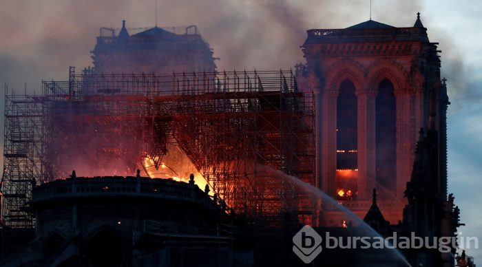 Tarihi Notre Dame Katedrali'nde yangın
