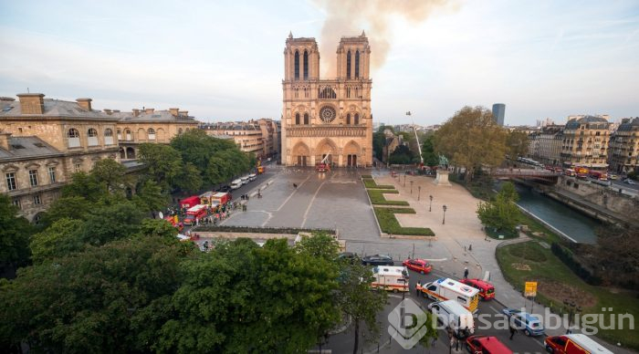 Tarihi Notre Dame Katedrali'nde yangın
