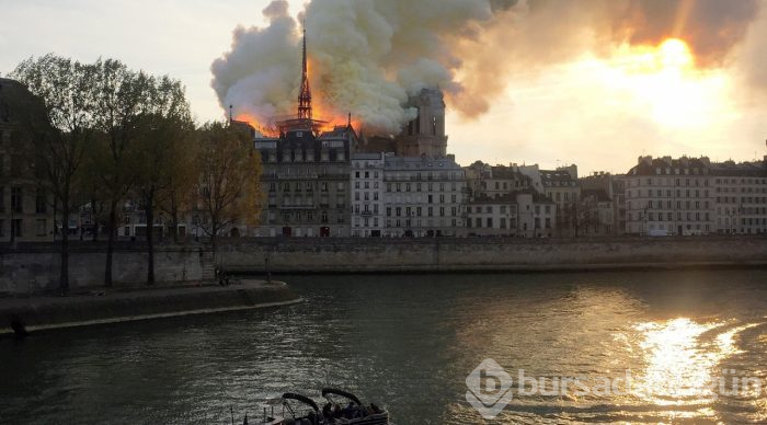 Tarihi Notre Dame Katedrali'nde yangın
