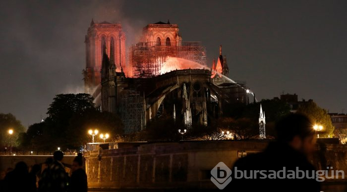 Tarihi Notre Dame Katedrali'nde yangın
