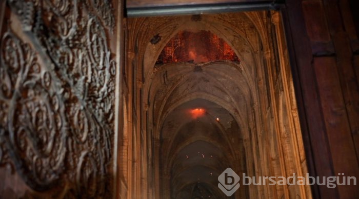Tarihi Notre Dame Katedrali'nde yangın
