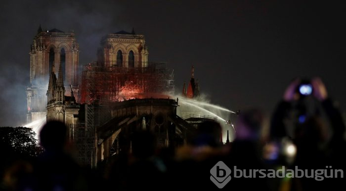 Tarihi Notre Dame Katedrali'nde yangın
