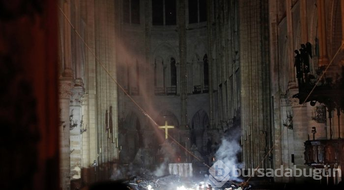 Tarihi Notre Dame Katedrali'nde yangın
