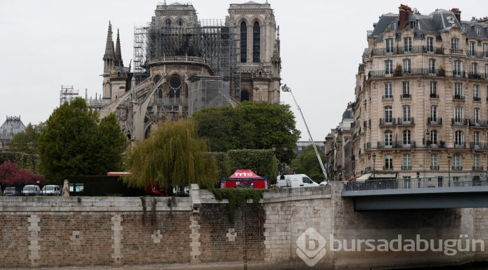 Tarihi Notre Dame Katedrali'nde yangın
