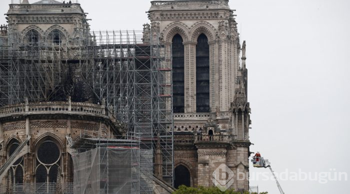 Tarihi Notre Dame Katedrali'nde yangın
