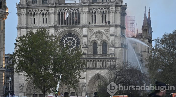 Tarihi Notre Dame Katedrali'nde yangın
