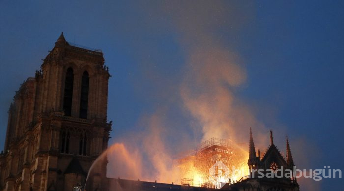 Tarihi Notre Dame Katedrali'nde yangın
