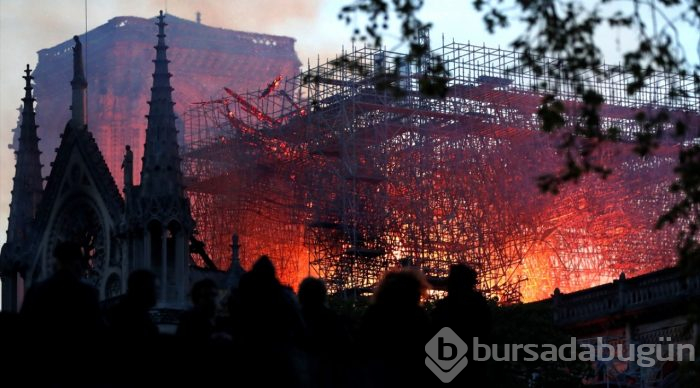Tarihi Notre Dame Katedrali'nde yangın
