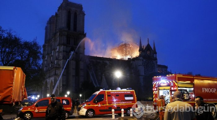 Tarihi Notre Dame Katedrali'nde yangın
