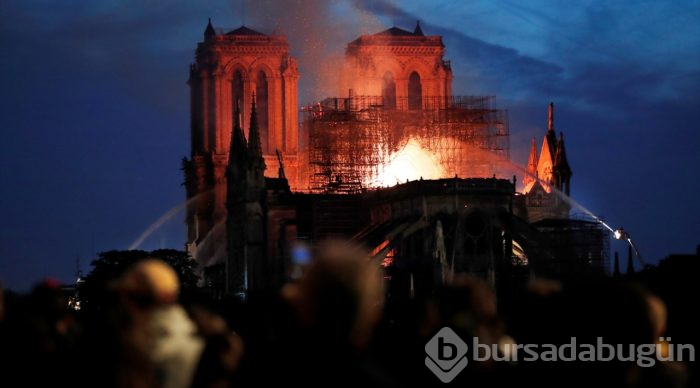 Tarihi Notre Dame Katedrali'nde yangın
