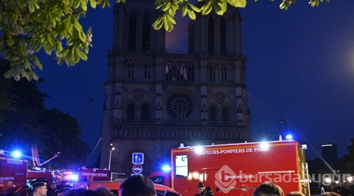 Tarihi Notre Dame Katedrali'nde yangın
