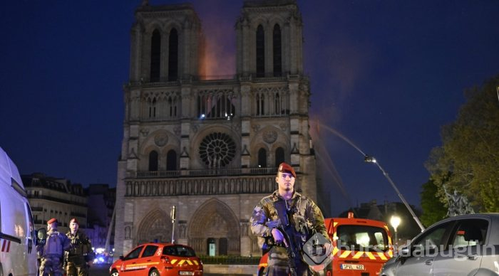 Tarihi Notre Dame Katedrali'nde yangın
