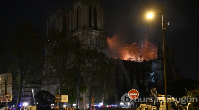 Tarihi Notre Dame Katedrali'nde yangın
