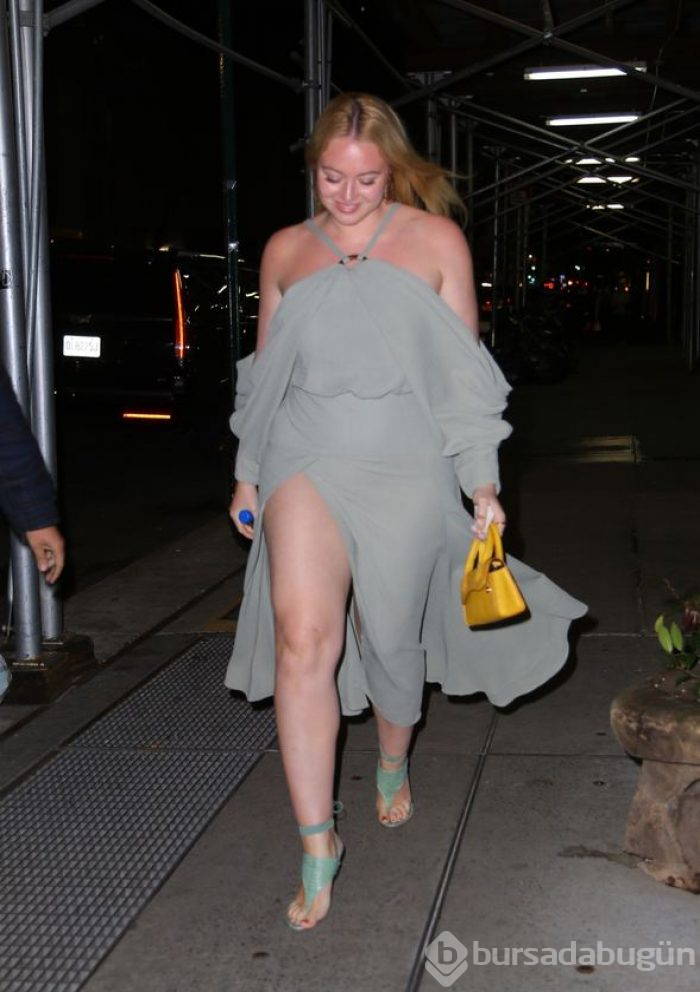 Iskra Lawrence'ın derin dekoltesi
