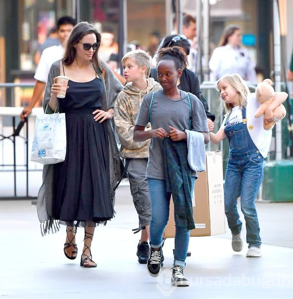 Angelina Jolie'nin dertleşecek bir dostu bile yok
