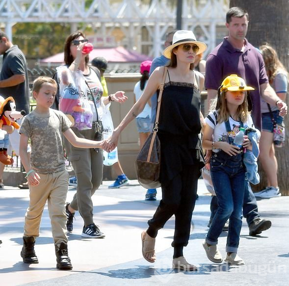 Angelina Jolie'nin dertleşecek bir dostu bile yok
