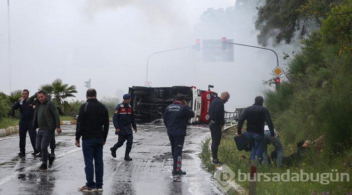 Antalya'da itfaiye aracı devrildi: 3 yaralı
