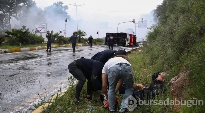 Antalya'da itfaiye aracı devrildi: 3 yaralı
