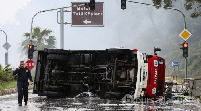 Antalya'da itfaiye aracı devrildi: 3 yaralı
