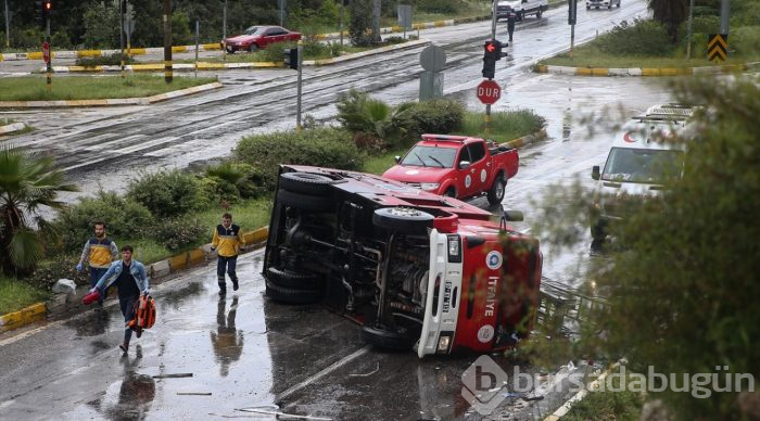 Antalya'da itfaiye aracı devrildi: 3 yaralı

